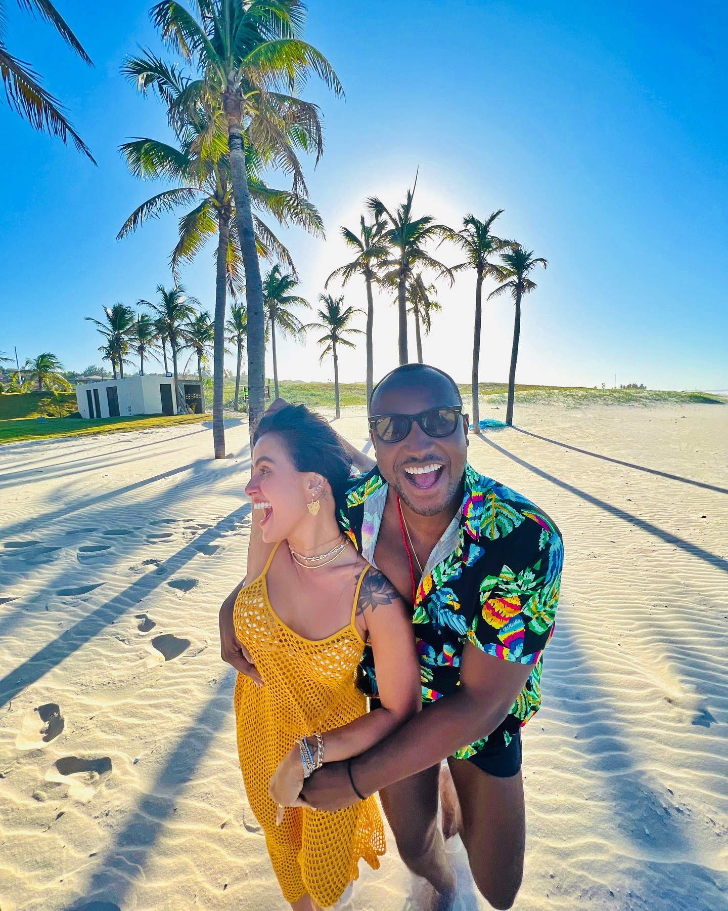 Grávida, Carol Peixinho aposta em look azul para curtir show de Thiaguinho no Engenhão