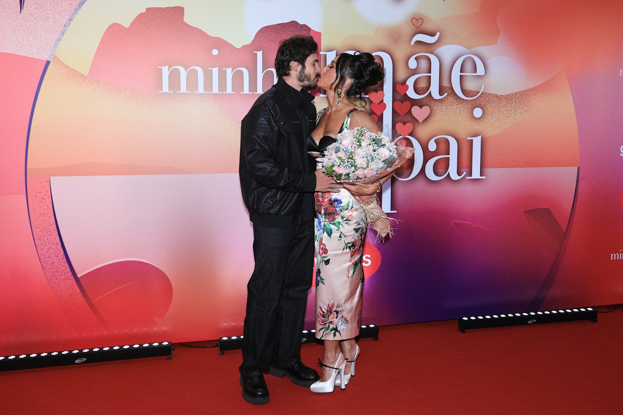 Nicolas Prattes leva flores e beija Sabrina Sato em lançamento do novo reality do Globoplay