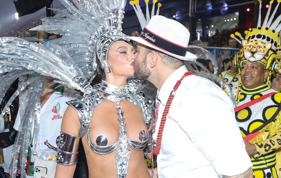 Paolla Oliveira ganha beijo de Diogo Nogueira durante desfile das campeãs do carnaval 2023 — Foto: AgNews