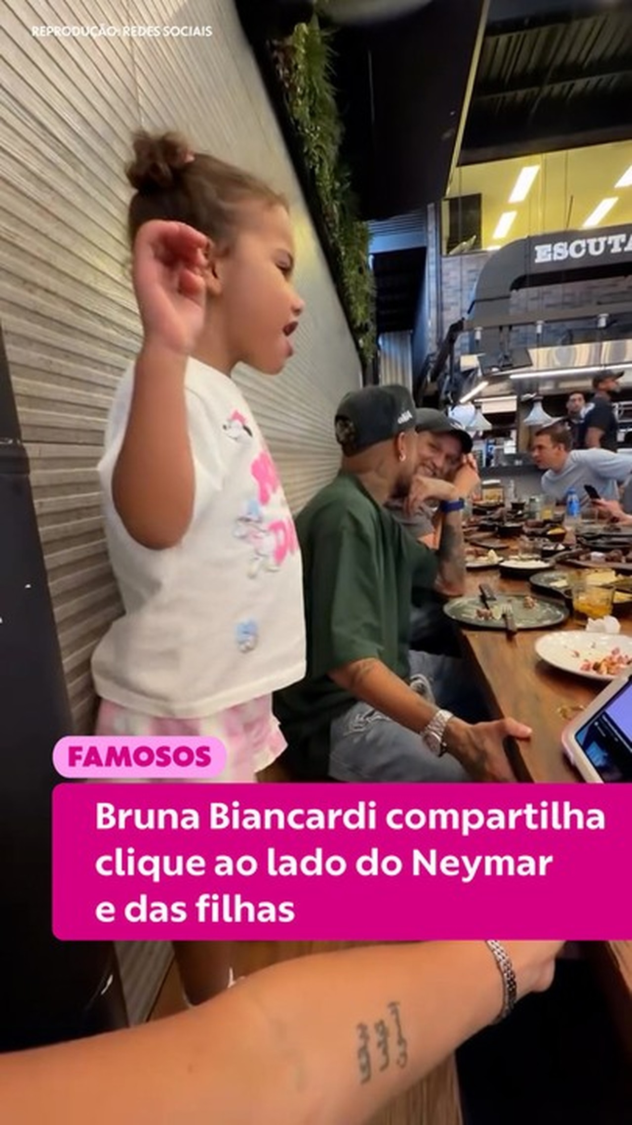 Bruna Biancardi compartilha clique ao lado do Neymar e das filhas
