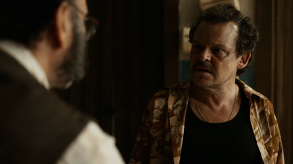 Norberto pensa em Iolanda, quando é surpreendido com a chegada de Rachid