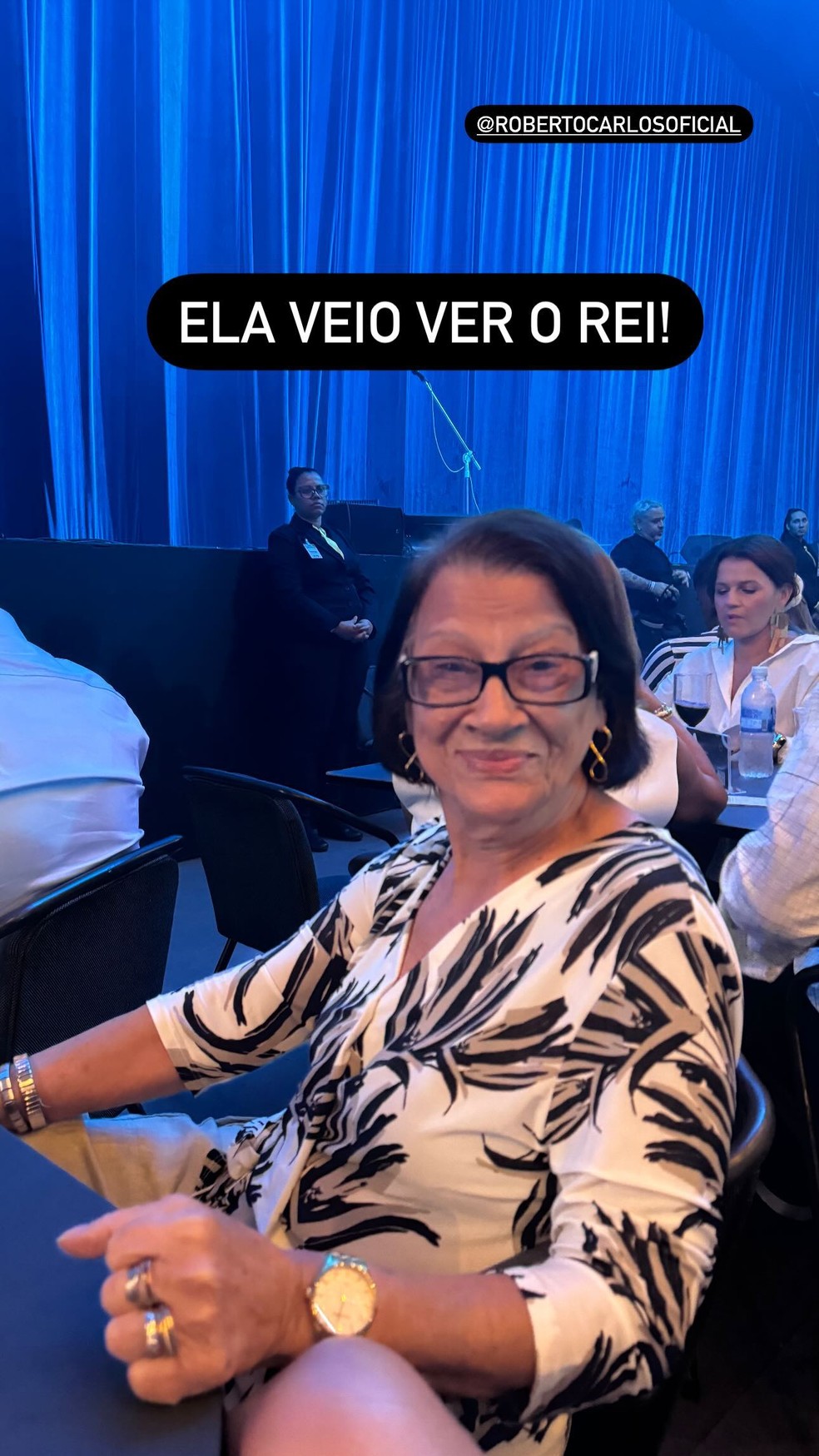 Viviane Araujo mostra a mãe na plateia do show de Roberto Carlos — Foto: Reprodução/Instagram