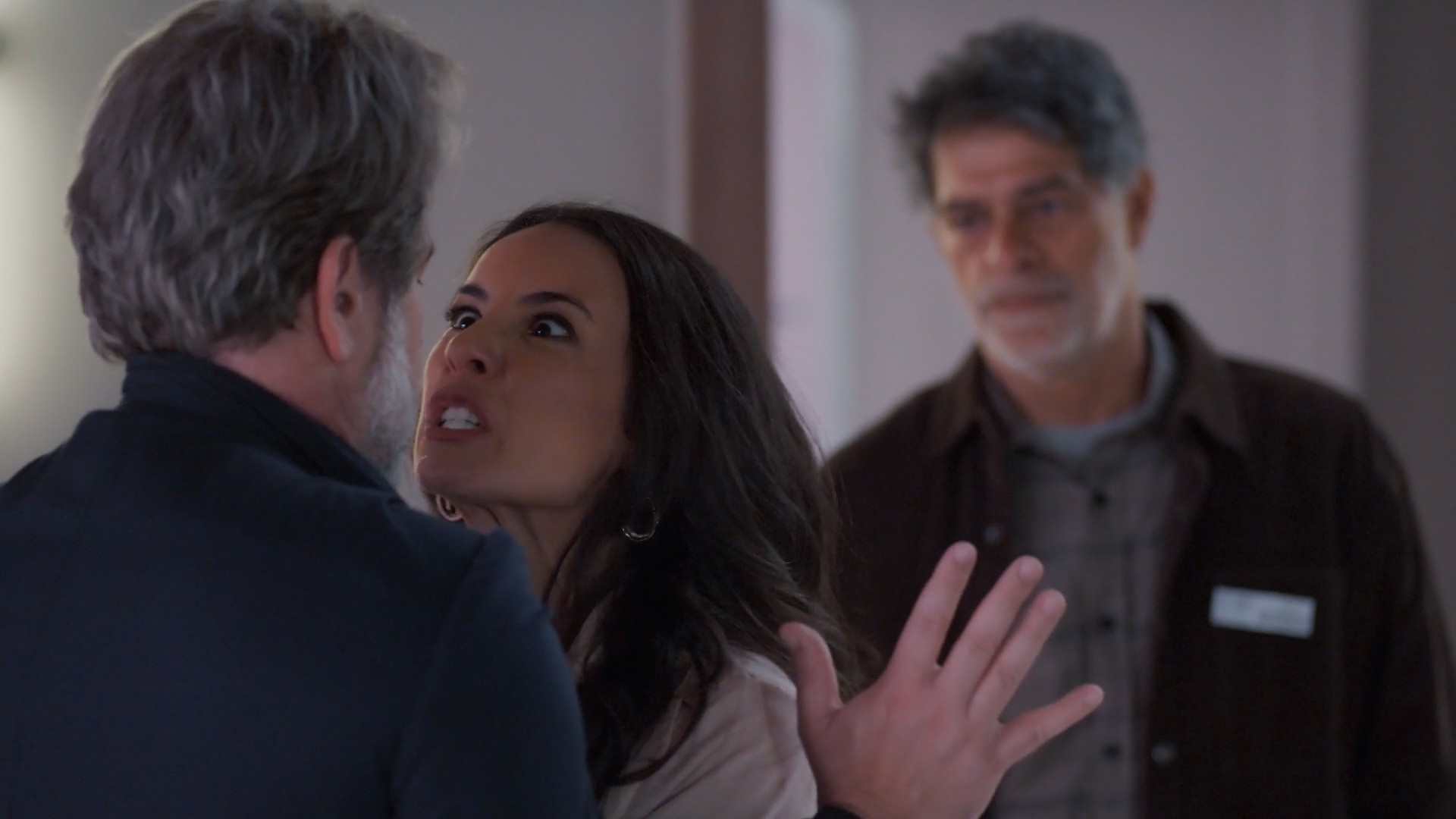 Zenilda parte para cima de Ferette por causa de Leonardo: 'Seu desgraçado'