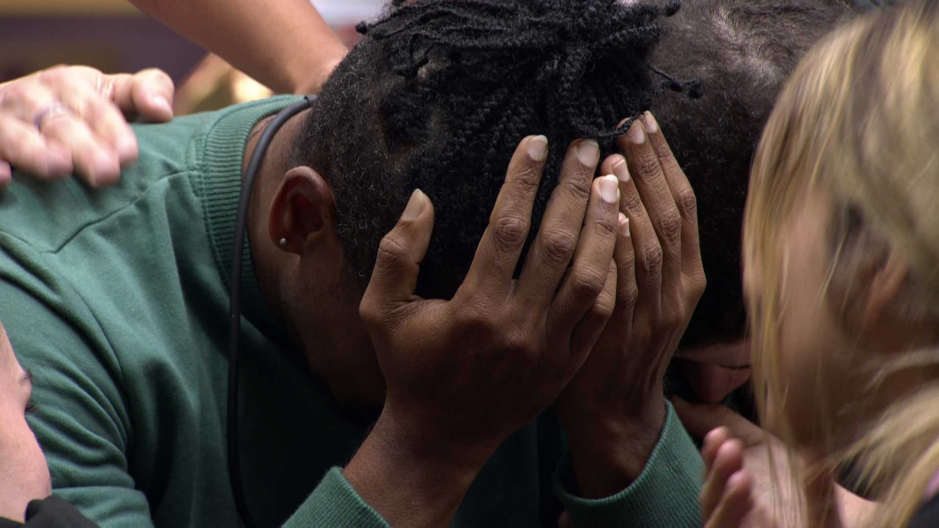 Leandro cai no choro após ser indicado ao Paredão por Alberto e Brigido