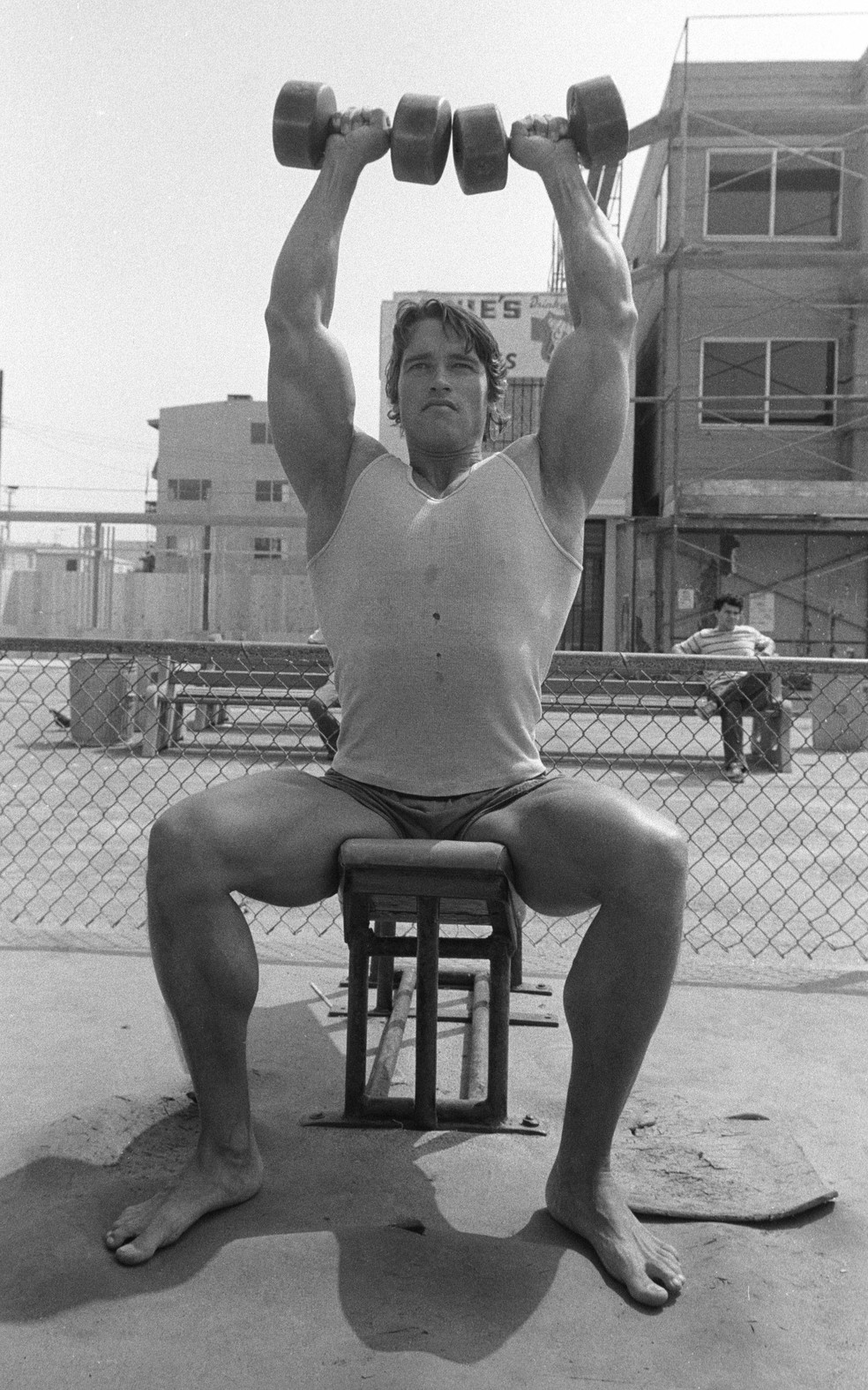 Arnold Schwarzenegger malhando ombro no final da década de 1970 — Foto: Reuters