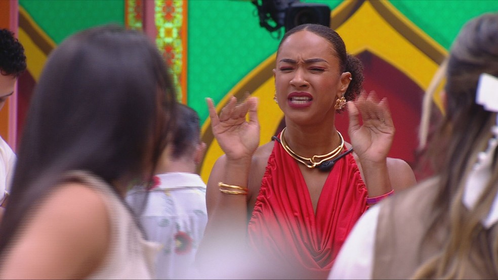 Aline discute com Eva e Renata e dispara para bailarina: 'Você tá muito desequilibrada' — Foto: Globo