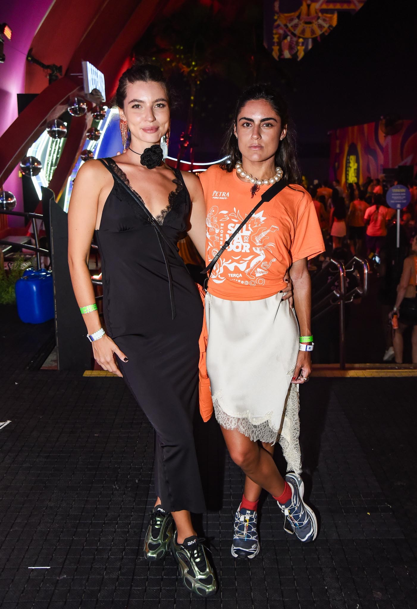 Alanis Guillen faz rara aparição com a namorada em camarote em Salvador