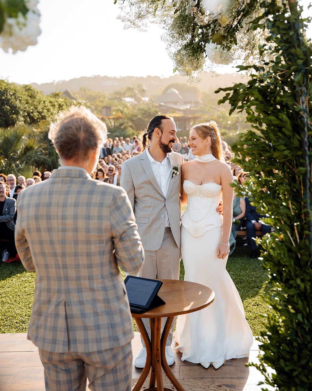 Gabriel, o Pensador abre álbum do casamento intimista com Gabriela Vicente na praia