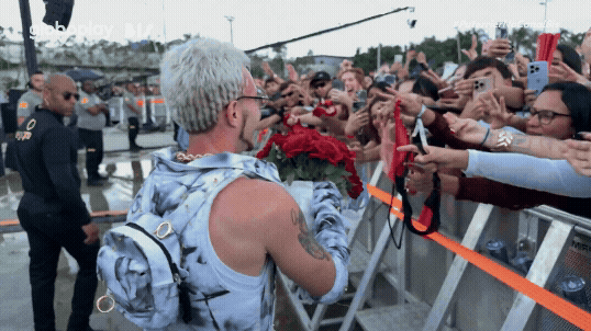 Puterrier entregando rosas no palco do Rock in Rio 2026