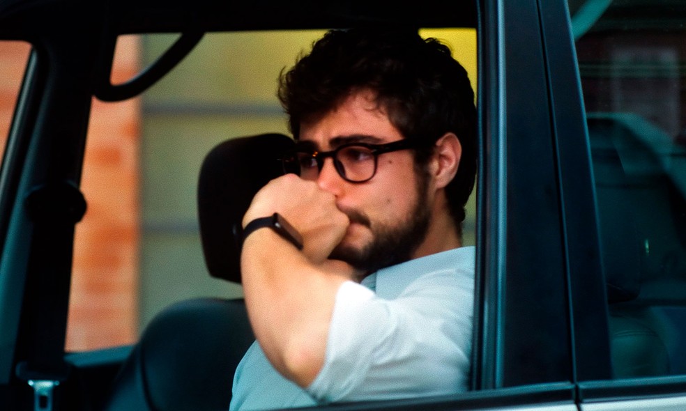 Terra e Paixão: Hélio assusta Petra com atitude desesperada — Foto: Globo