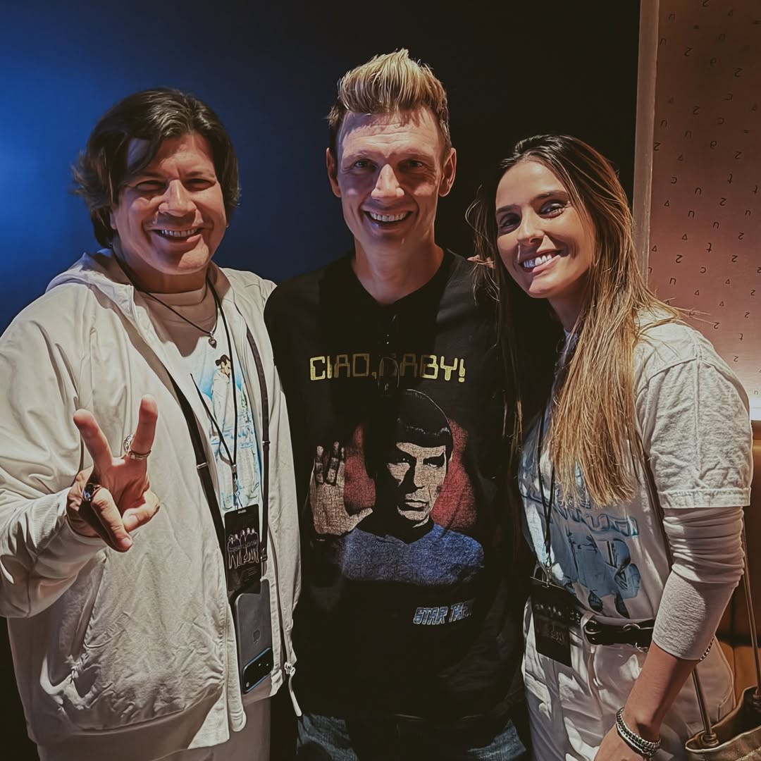 Paulo Ricardo e esposa fogem do agito do Carnaval do Brasil e posam com Backstreet Boys