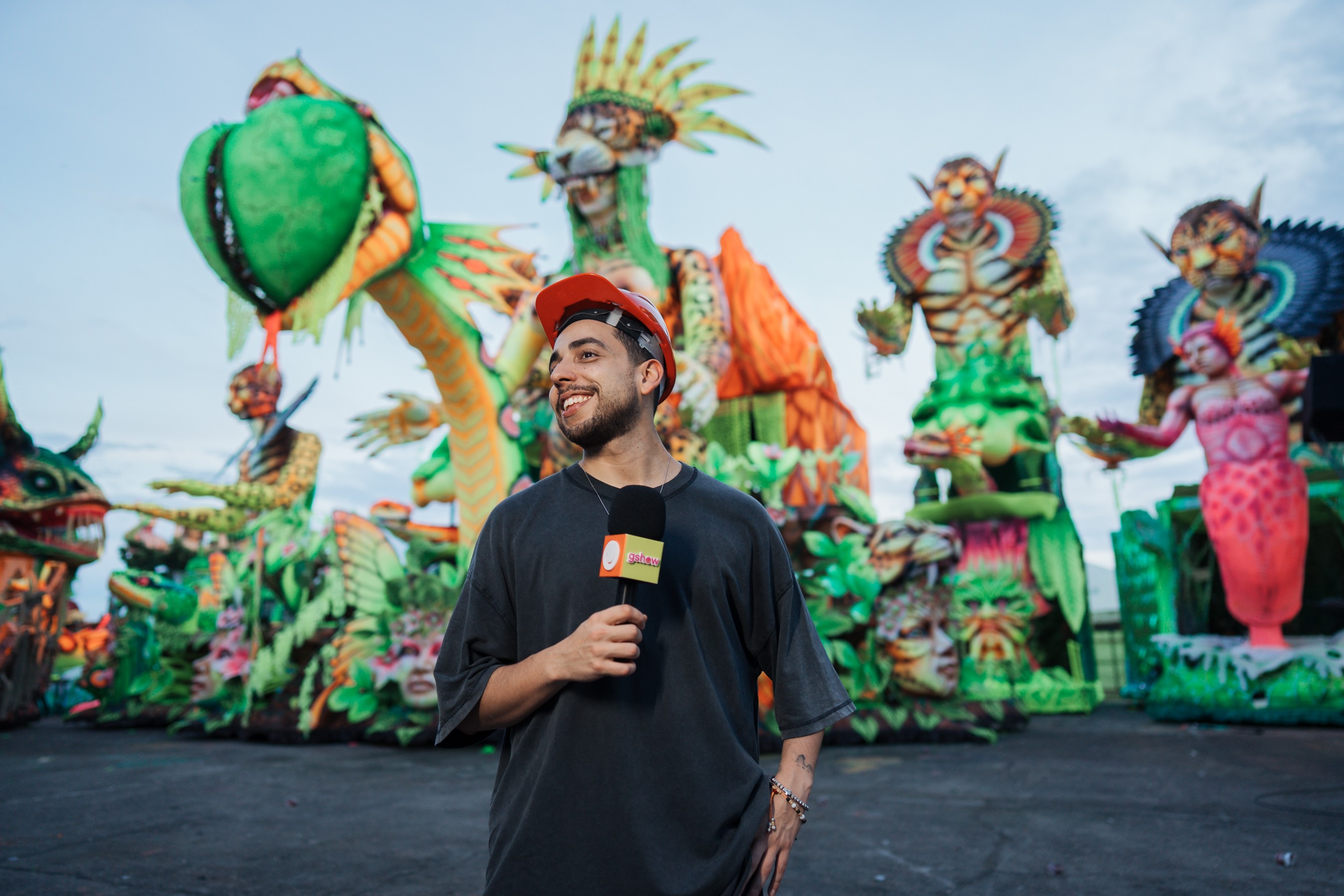 Festival de Parintins 2026: Lucas Selfie visita a concentração do Garantido e mostra alegorias
