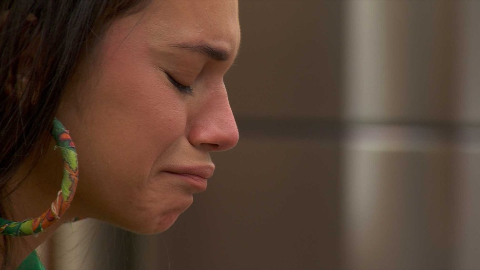 Após discussão com Leidy Elin, Alane chora no BBB 24 — Foto: Globo