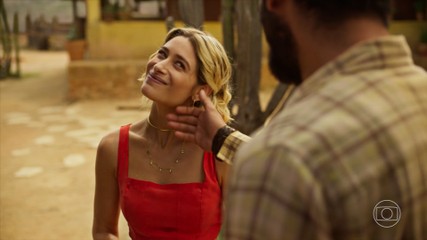 Blandina com a palma das mãos magoadas de tanto pilar milho