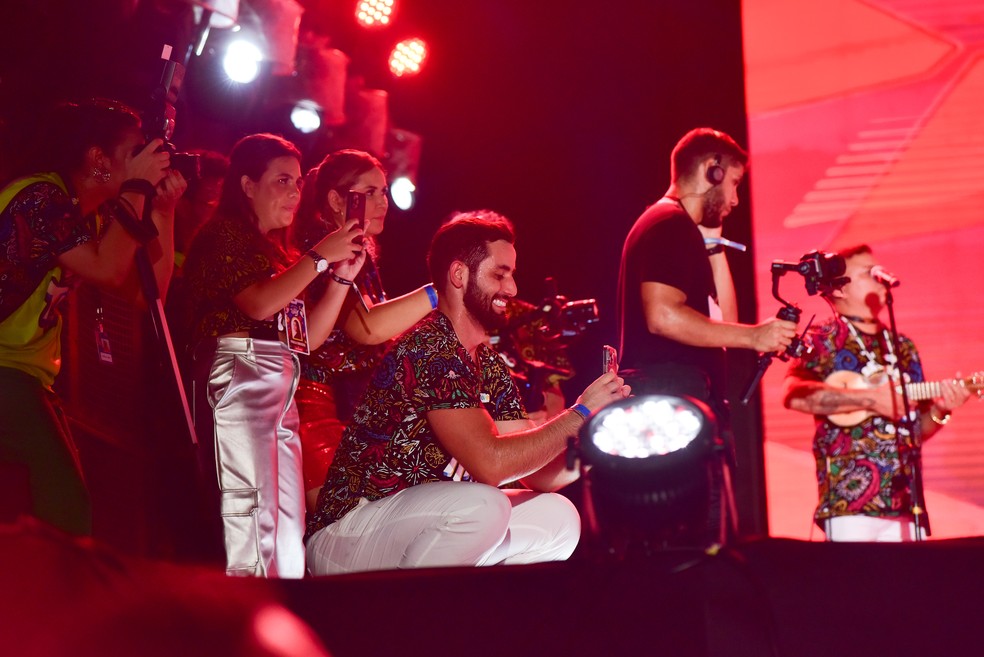 Matteus filma Isabelle no São João da Thay — Foto: AgNews