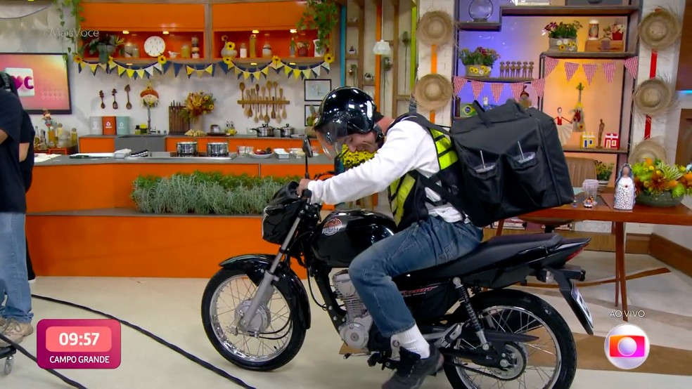 Marco Luque entra de moto no Mais Você — Foto: Globo