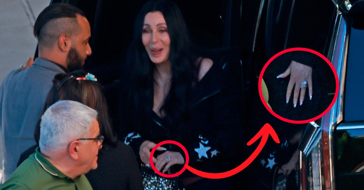 Cher aparece com anel gigante no dedo e aumenta rumores de casamento com produtor