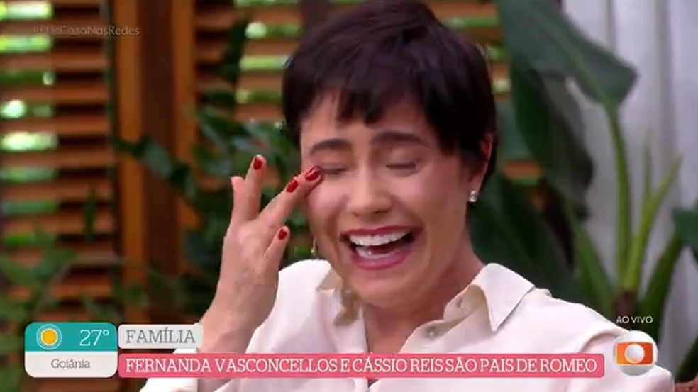Fernanda Vasconcellos se emociona com recado — Foto: Globo