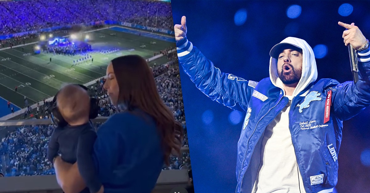 Filha de Eminem encanta web ao mostrar neto do rapper assistindo seu show em jogo da NFL