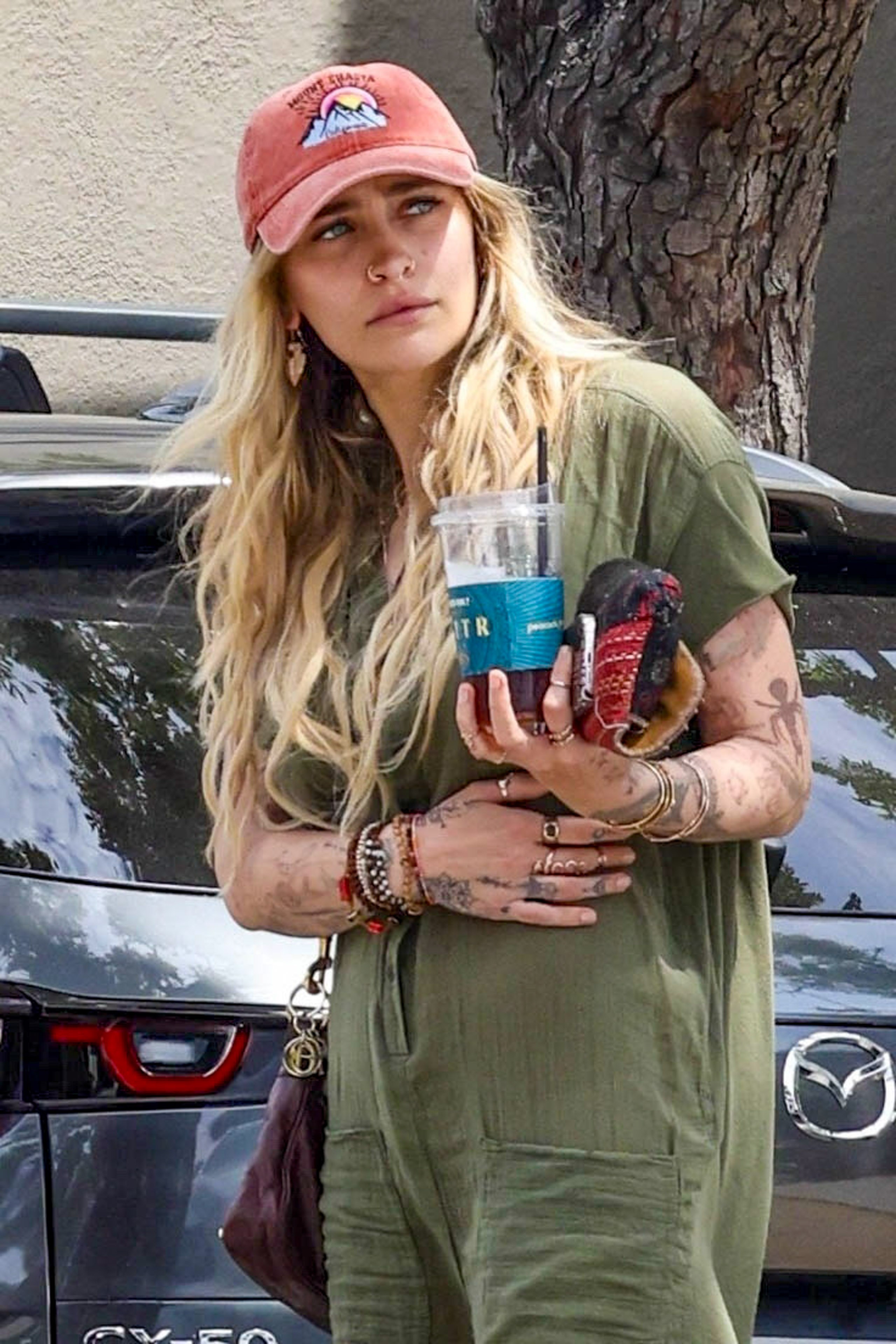 Enquanto família prestigiava première de 'Michael' em Berlim, Paris Jackson foi flagrada em passeio em L.A.