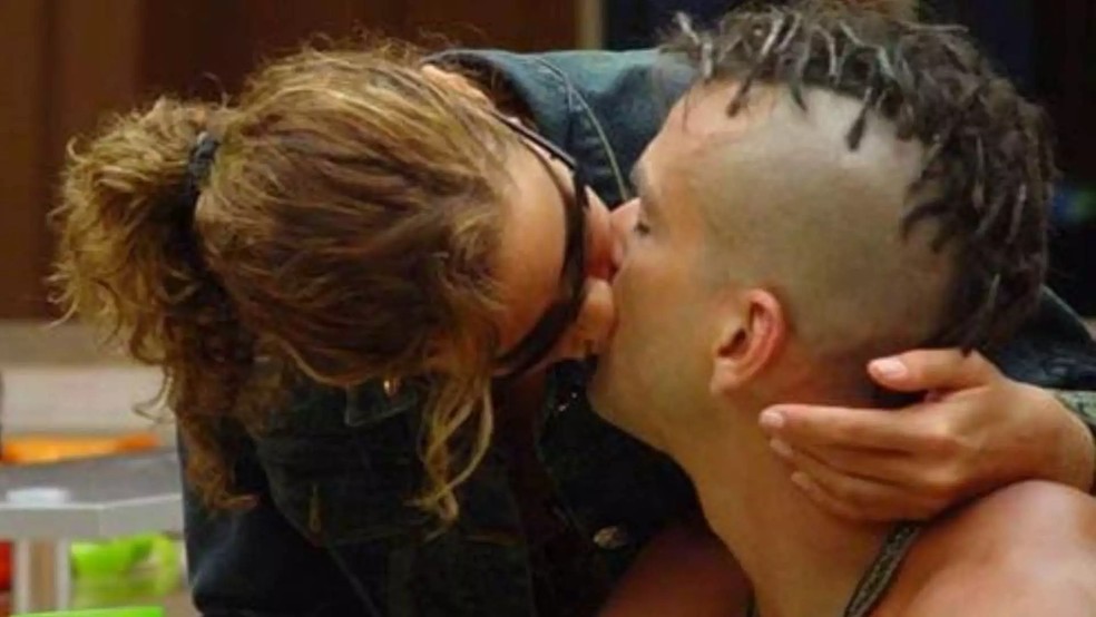 Juliana Lopes e Marcelo Dourado no BBB 4 — Foto: Globo