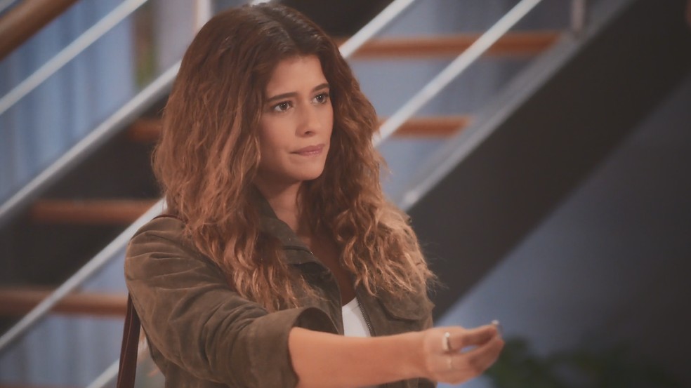 Agrado faz questão de devolver o anel de noivado pessoalmente em Coração Acelerado — Foto: Globo