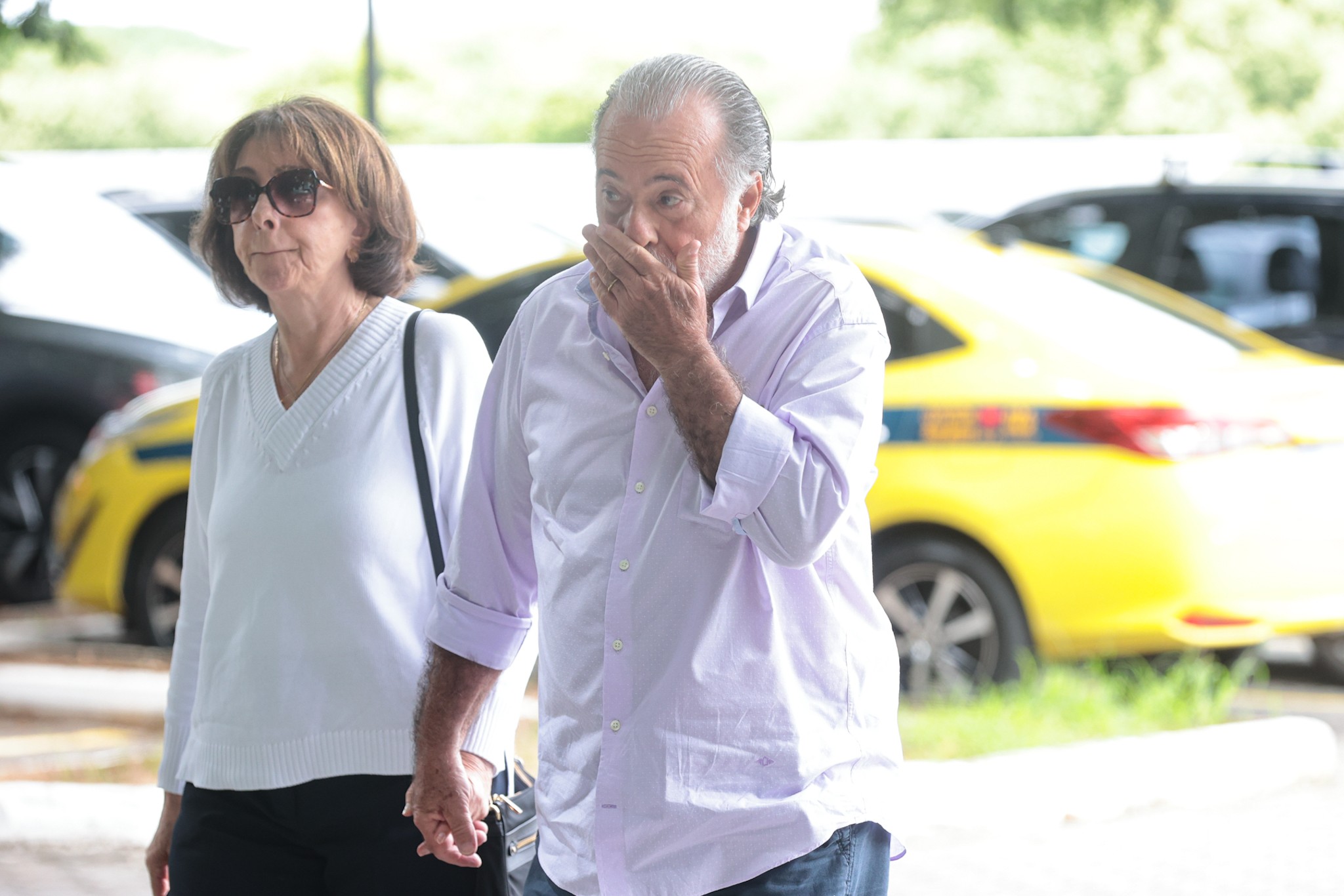 Tony Ramos se despede de Dennis Carvalho, amigo há mais de 5 décadas, em velório no Rio de Janeiro