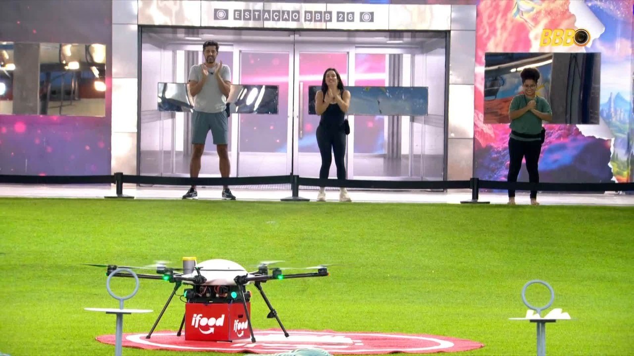 Finalistas da Prova do Líder ganham comida enviada por drone