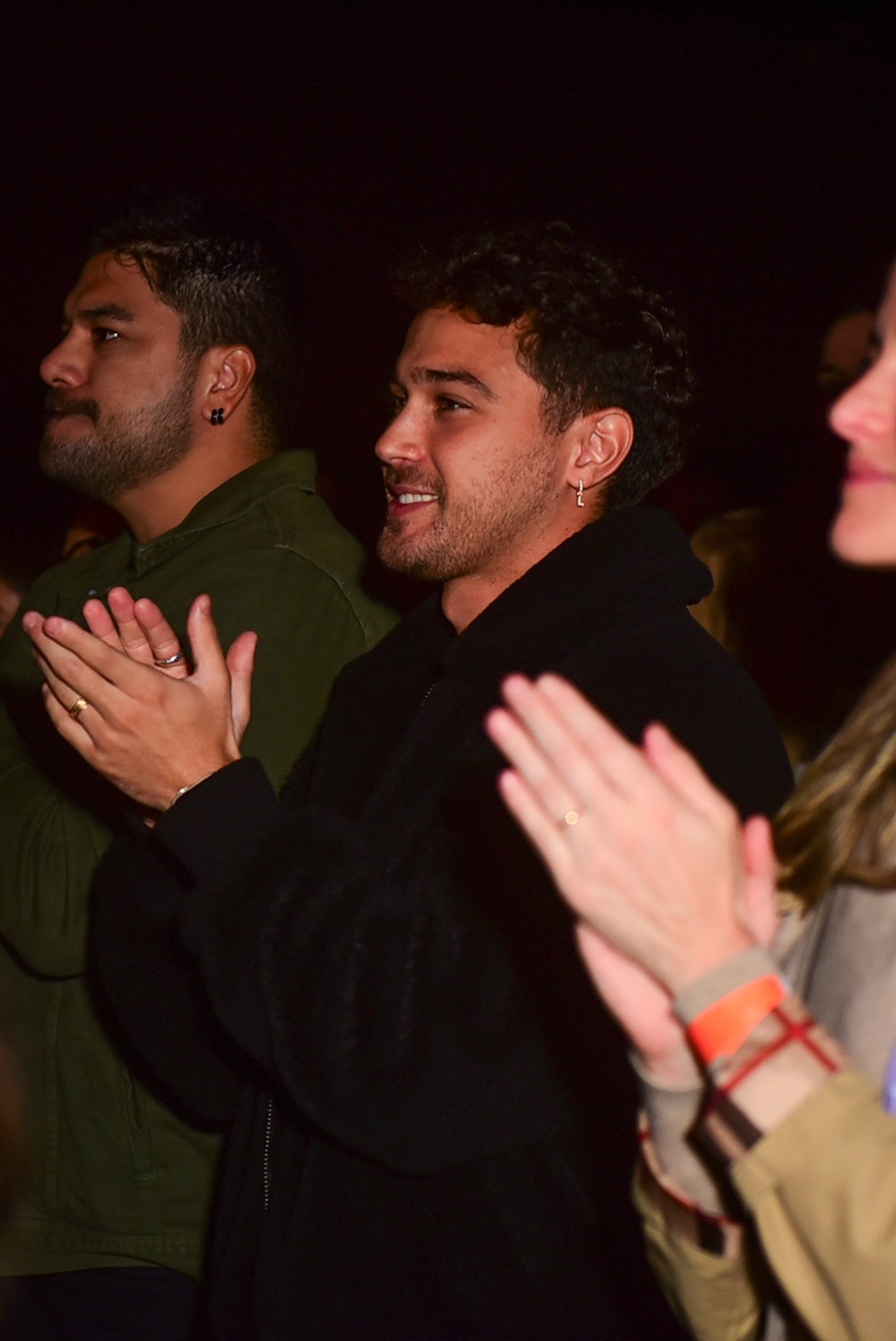 Marido de Larissa Manoela aplaudindo a esposa — Foto: Andy Santana / Brazil News