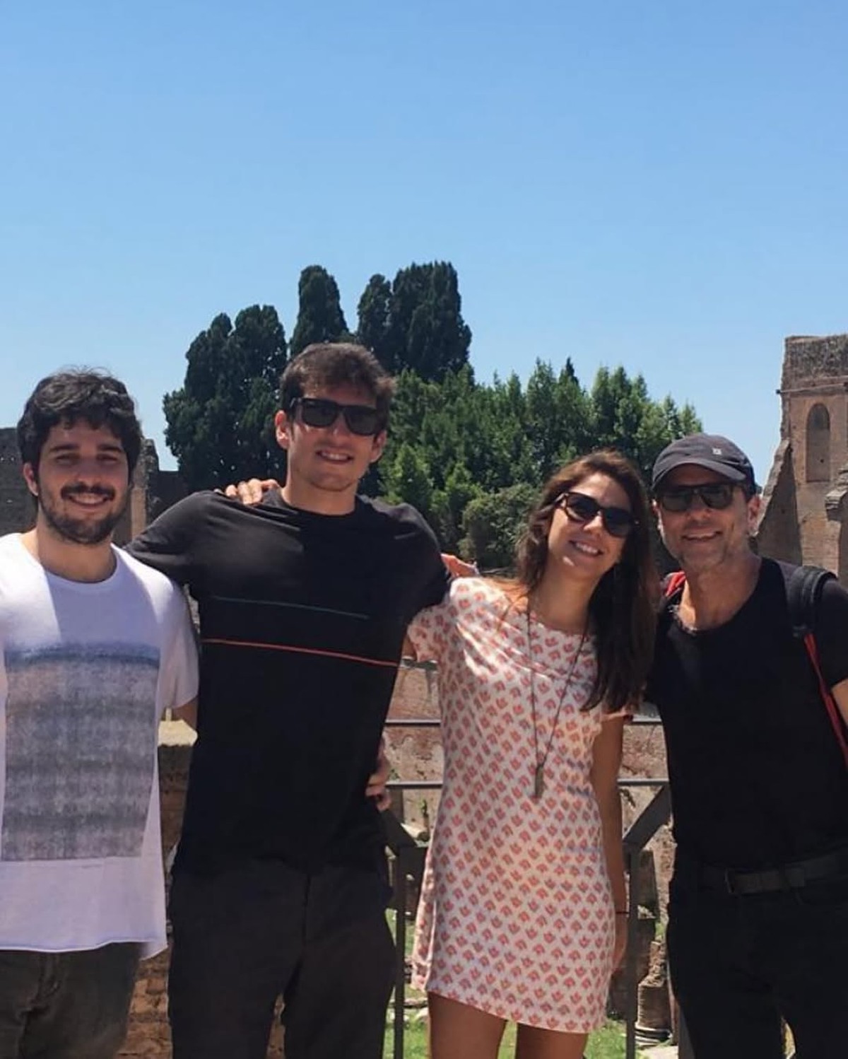 Tony Bellotto aparece em foto rara com os três filhos; músico fez cirurgia após diagnóstico de câncer no pâncreas