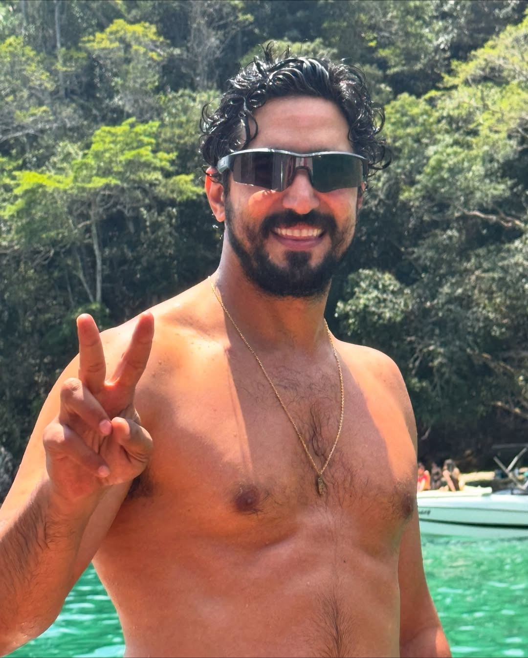 Renato Góes curte férias após Vale Tudo em passeio luxuoso de iate com amigos