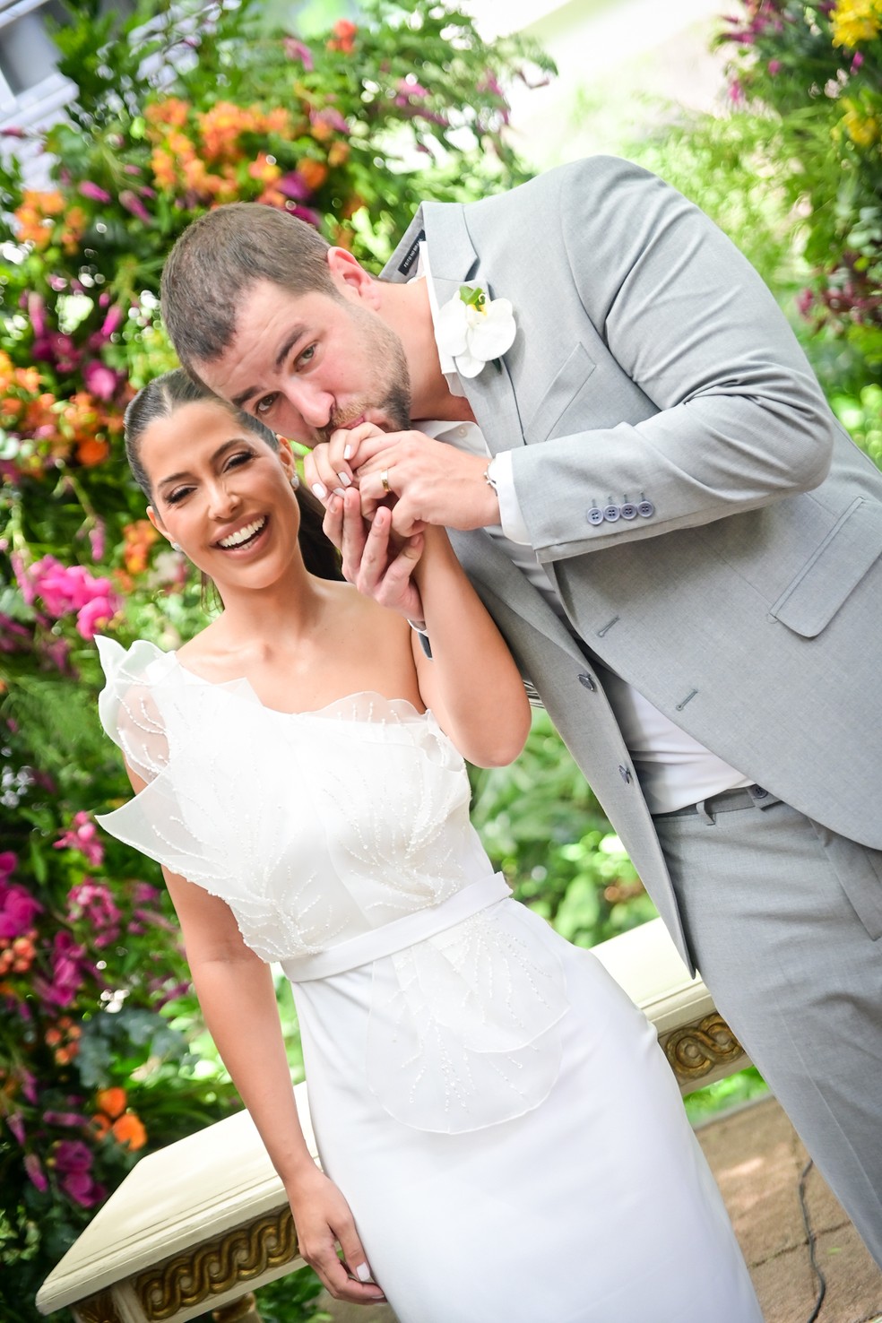 Ex-BBBs Laís Caldas e Gustavo Marsengo se casam no civil em cerimônia  intimista