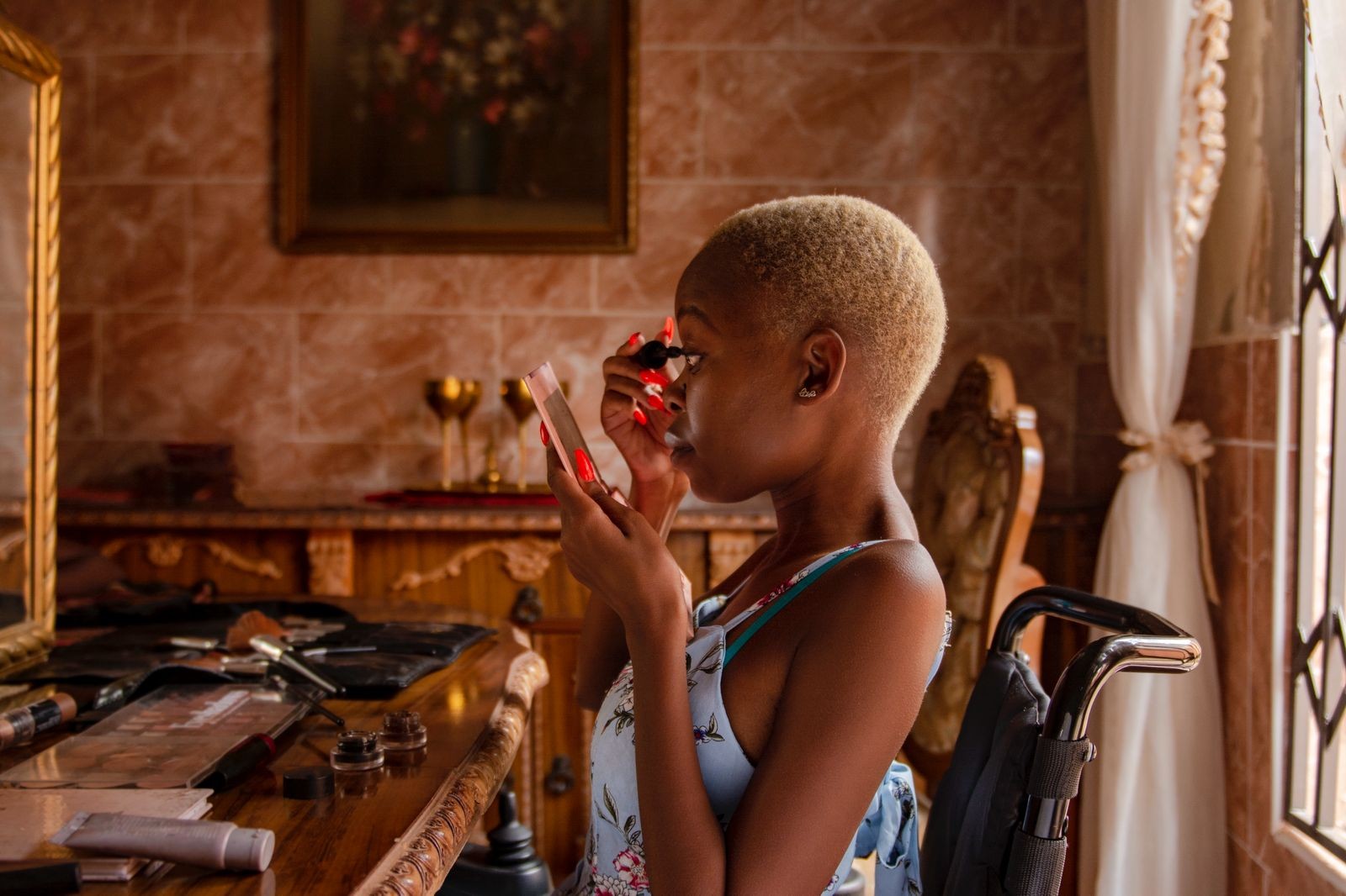 Beleza acessível: influenciadora com atrofia muscular fala sobre falta inclusão na indústria