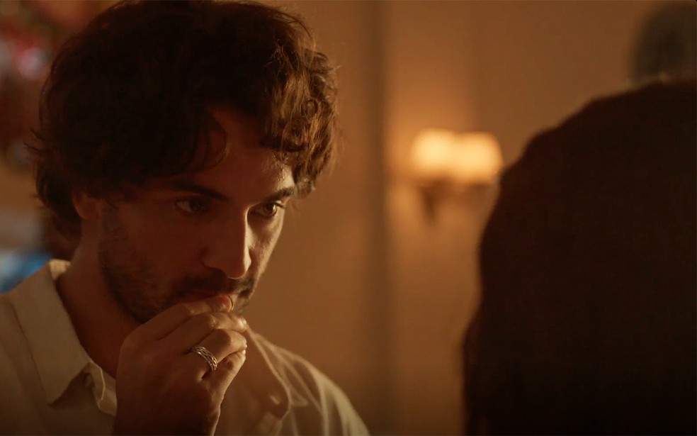 Artur diz 'sim' a Quinota em No Rancho Fundo — Foto: Globo