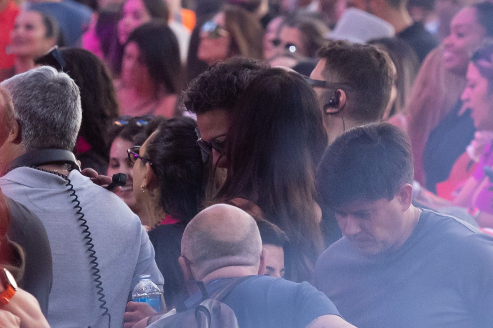 Ivete Sangalo ao lado de affair durante show de Belo, em SP — Foto: Brazil News