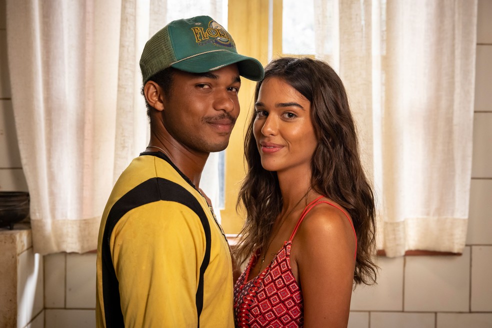 Mariana (Theresa Fonseca) e João Pedro (Juan Paiva) em Renascer — Foto: Globo