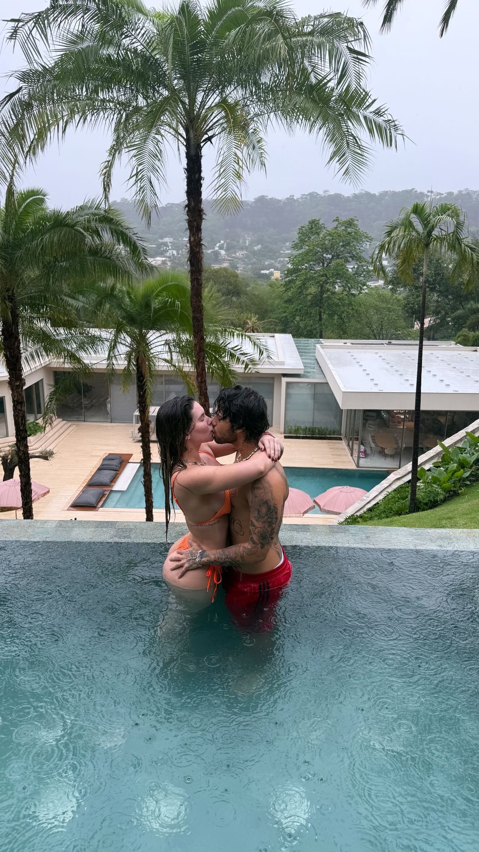 Virginia e Z Felipe se beijam na chuva  Foto: Instagram