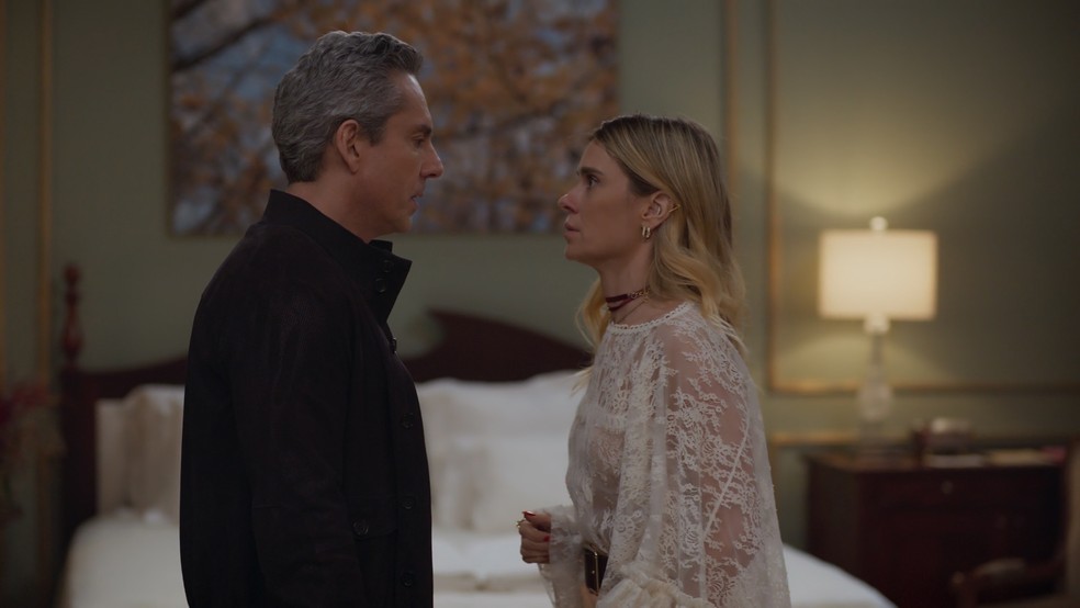 Em Vale Tudo, Marco Aurélio e Leila vão para o hotel de Odete — Foto: Globo