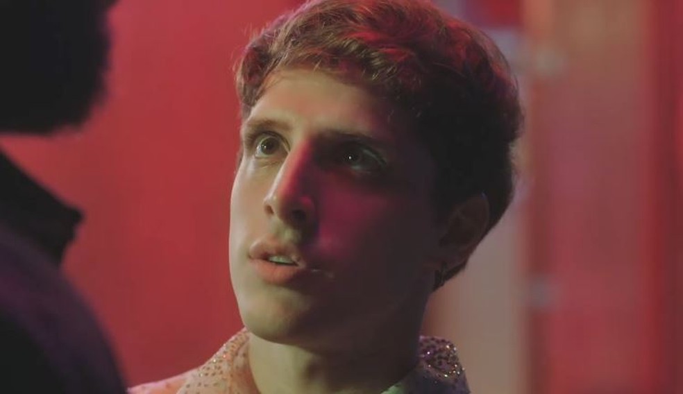 Terra e Paixão: Kelvin desconfia que Ramiro está envolvido em crime de Daniel — Foto: Globo