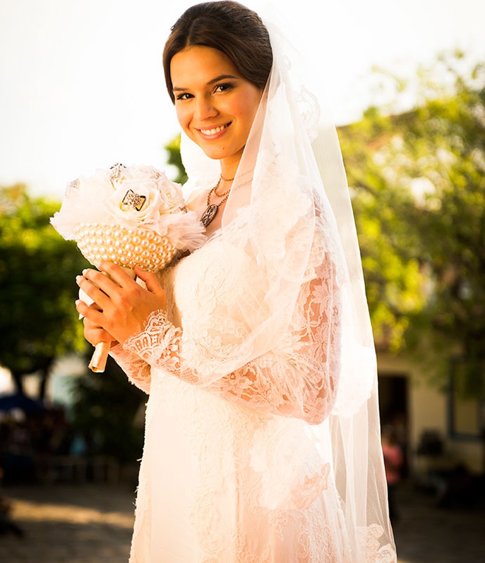 Bruna Marquezine vestida de noiva como Helena na novela 'Em Família' — Foto: João Miguel Júnior/Globo