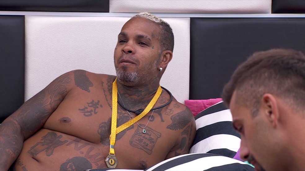 Rodriguinho e Nizam conversam no Quarto do Líder — Foto: Globo