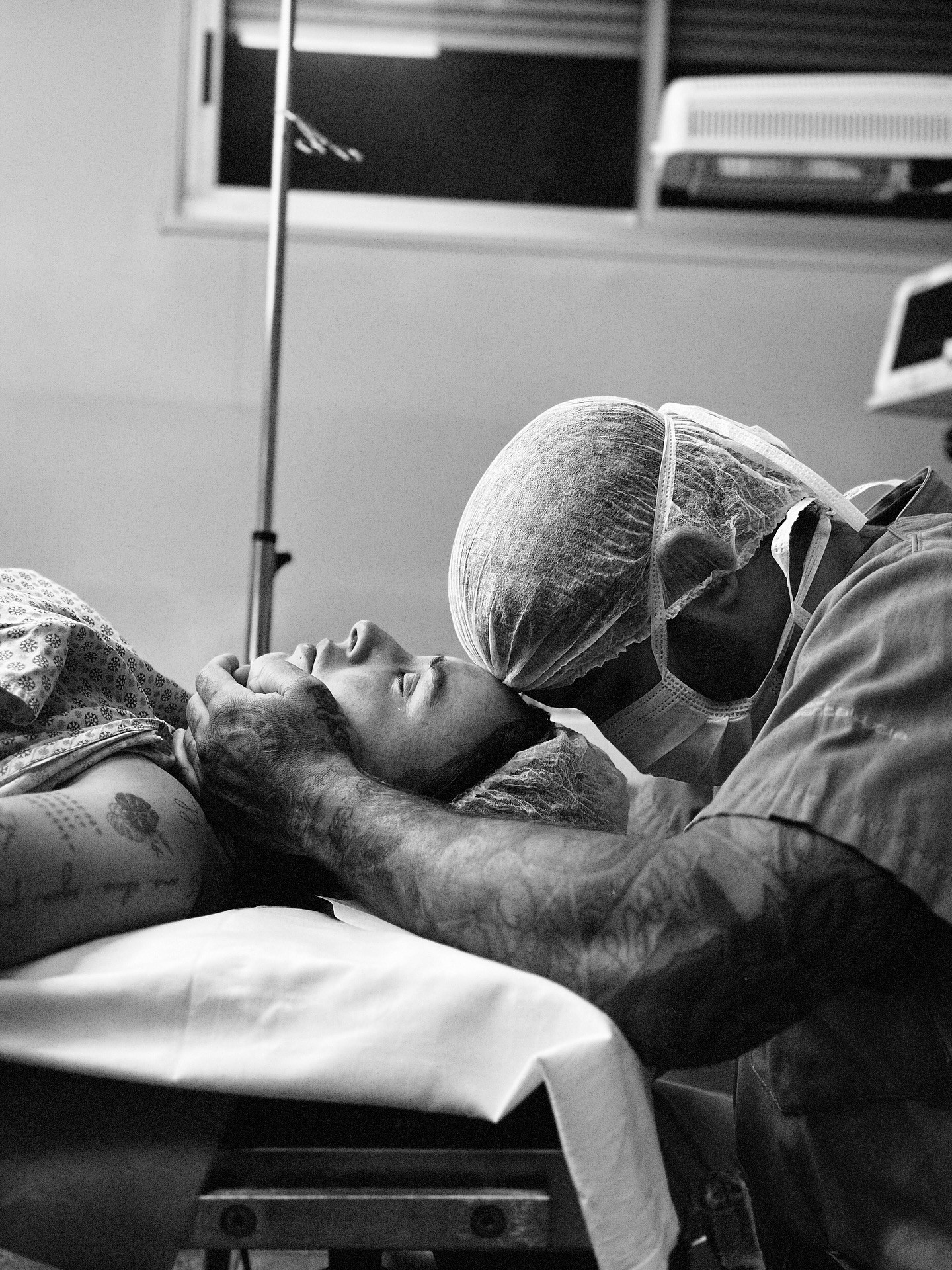 André Coelho lamenta perda de um dos filhos gêmeos e pede orações pelo outro bebê prematuro