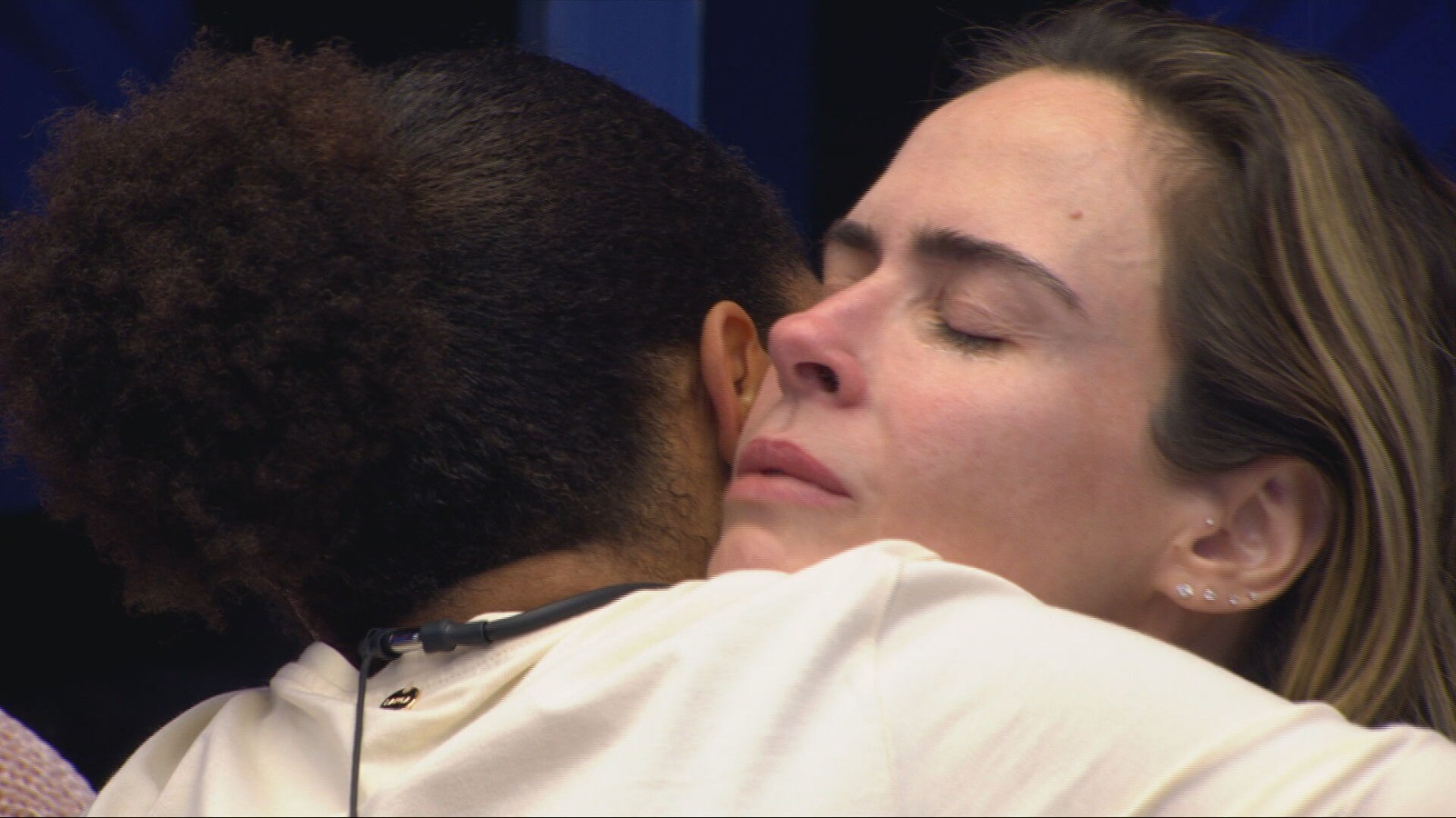 Ana Paula Renault recebe abraço de Milena