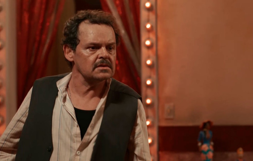 Em Renascer, Norberto (Matheus Nachtergaele) fica perplexo com Dona Patroa (Camila Morgado) — Foto: Globo