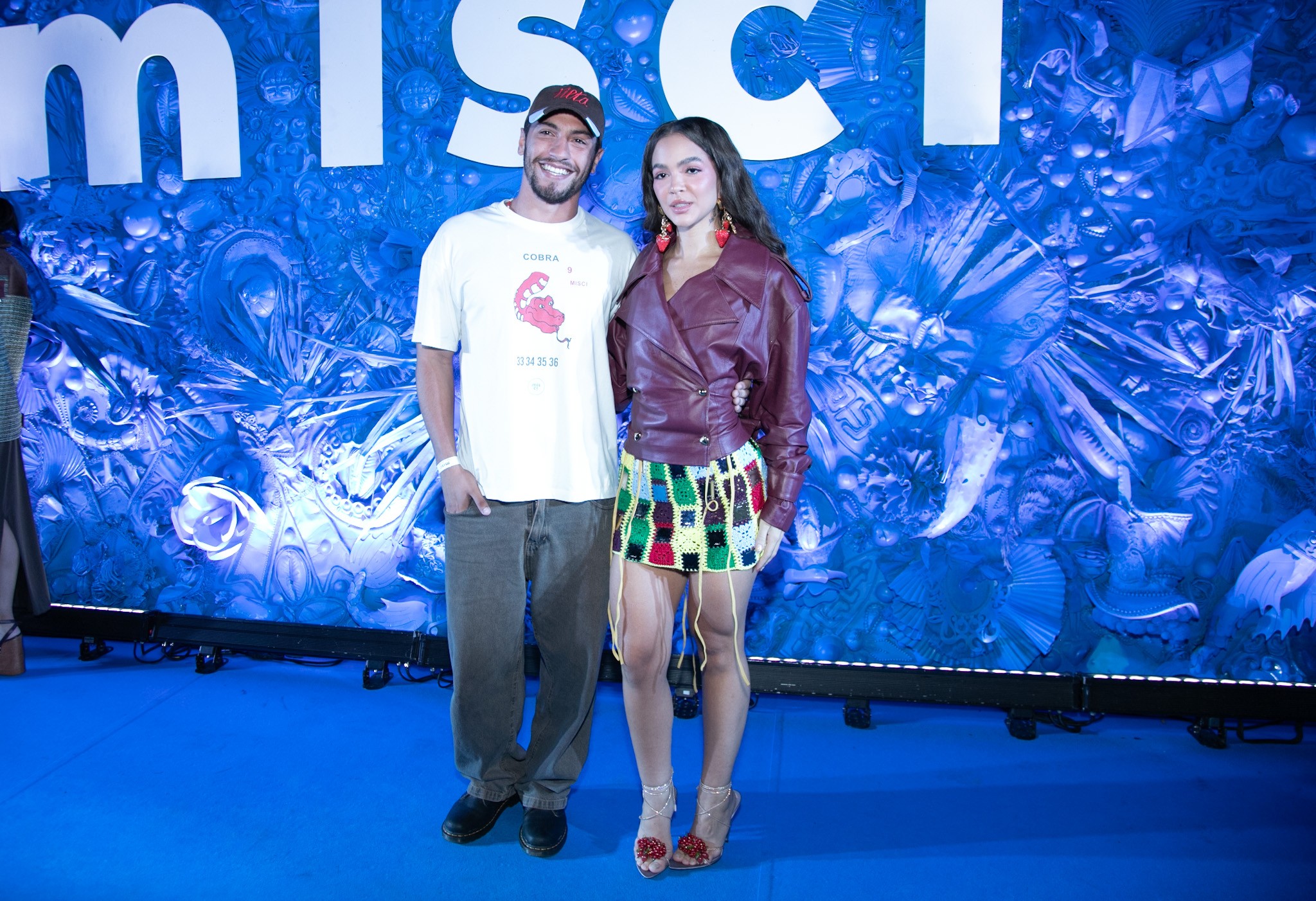 Mel Maia e namorado boxeador Luan Medeiros prestigiam desfile na Sapucaí