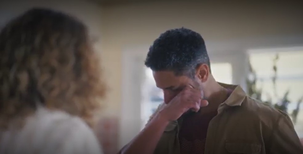 Jonatas chora ao conhecer Agatha — Foto: Globo