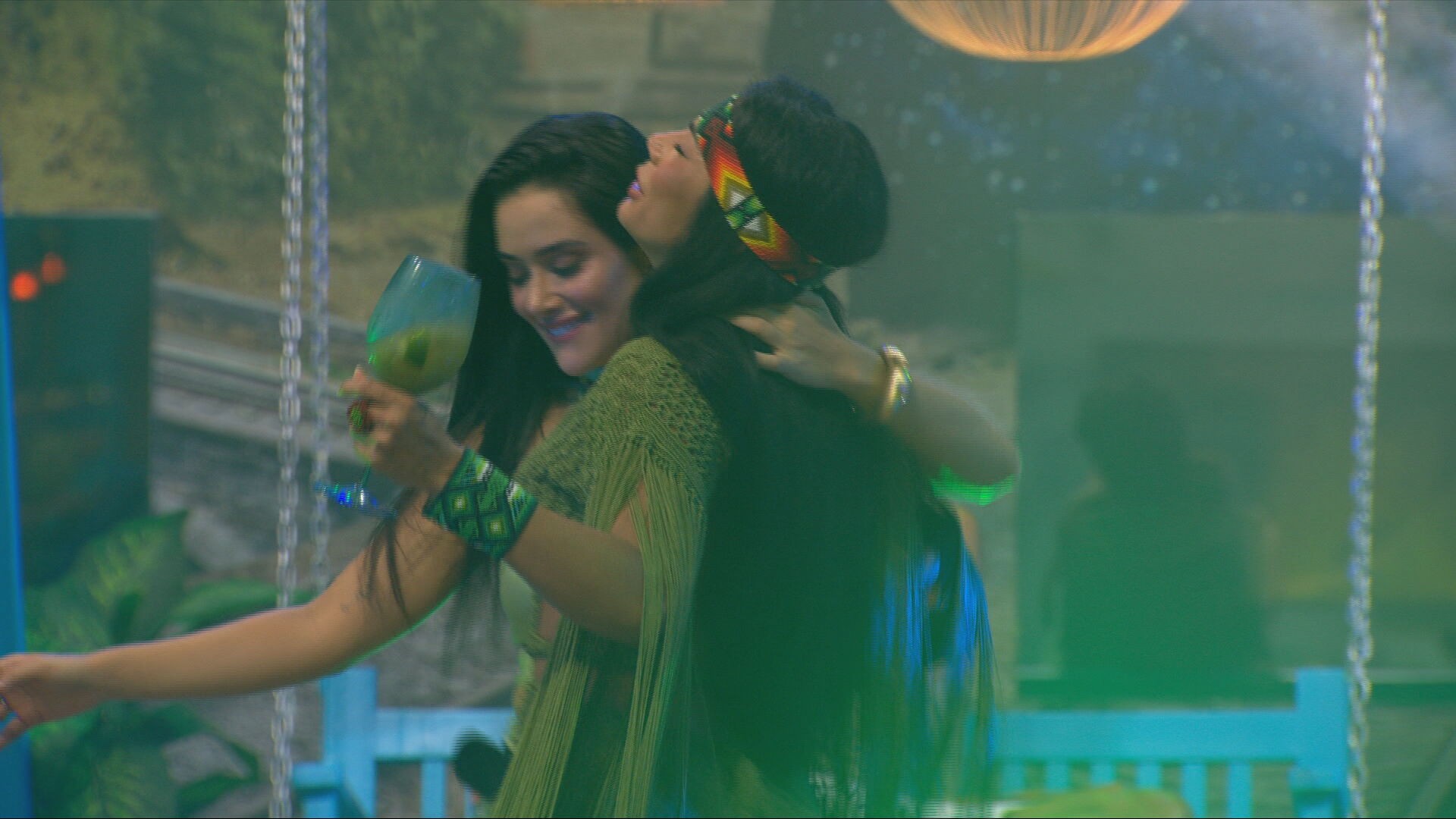 Jordana dança para Marciele, que diz: 'Olha que eu te beijo...'