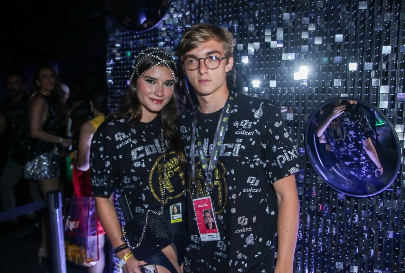 Joaquim Huck posa com a namorada, Manoela Esteves, em camarote da ...