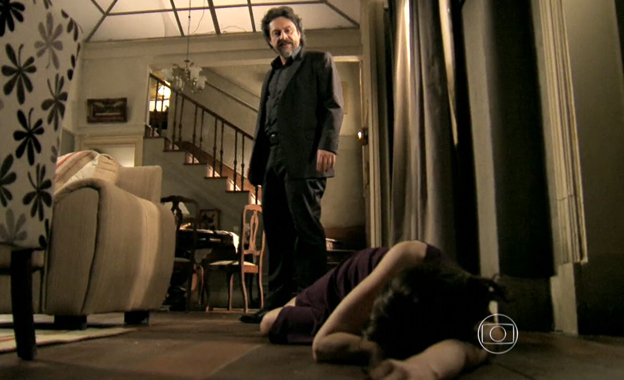 'Império': Cora dá um beijão em José Alfredo | Gshow