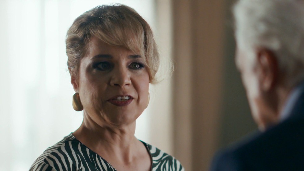 Pilar ameaça colocar Arthur na Justiça, em Quem Ama Cuida  — Foto: Globo
